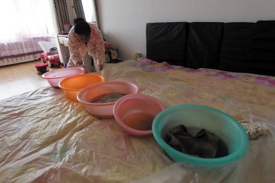 定兴楼上漏水，住户失联，小区没物管，业主维权难！律师来支招……